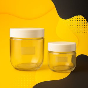 دو ظرف جار شیشه‌ای لوکس با درب سفید، مناسب بسته‌بندی کرم‌ها و محصولات آرایشی، روی پس‌زمینه زرد و مشکی با طراحی مدرن