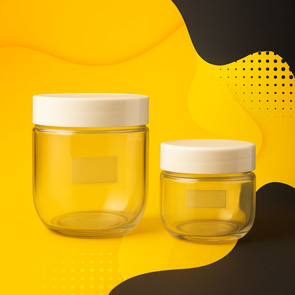 دو ظرف جار شیشه‌ای لوکس با درب سفید، مناسب بسته‌بندی کرم‌ها و محصولات آرایشی، روی پس‌زمینه زرد و مشکی با طراحی مدرن