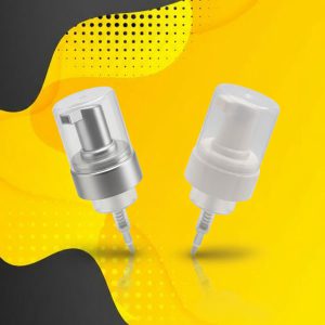 تصویر دو پمپ فوم در رنگ‌های نقره‌ای و سفید با درپوش شفاف، طراحی شده برای بطری محصولات آرایشی و بهداشتی، روی پس‌زمینه‌ی زرد و مشکی مدرن