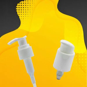 تصویر دو پمپ لوسیون بدون کاپ در رنگ سفید، طراحی شده برای بطری‌های مختلف محصولات آرایشی و بهداشتی، قرار گرفته روی پس‌زمینه‌ی زرد و مشکی مدرن